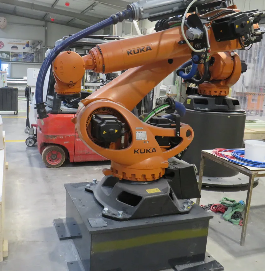 The KUKA robot of the spray cell